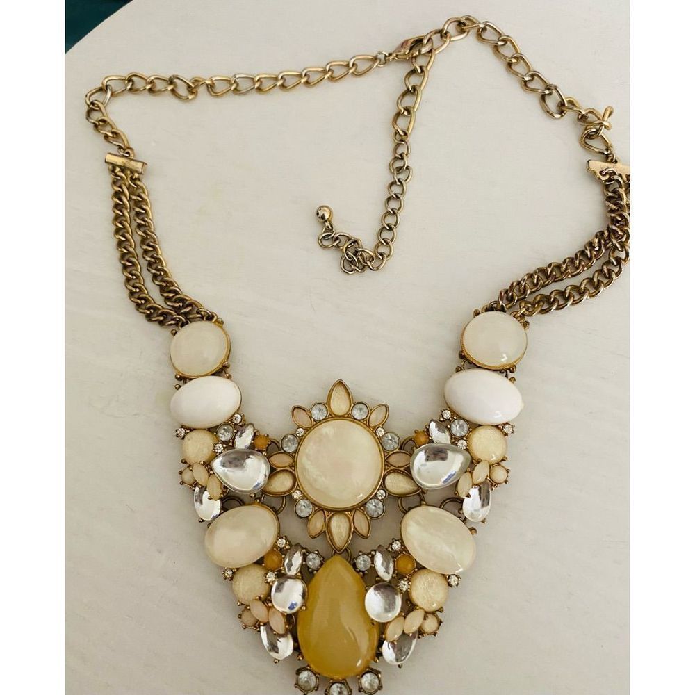 Beautiful Vintage Necklace with rhinestone and Mother of pearl like accents.
